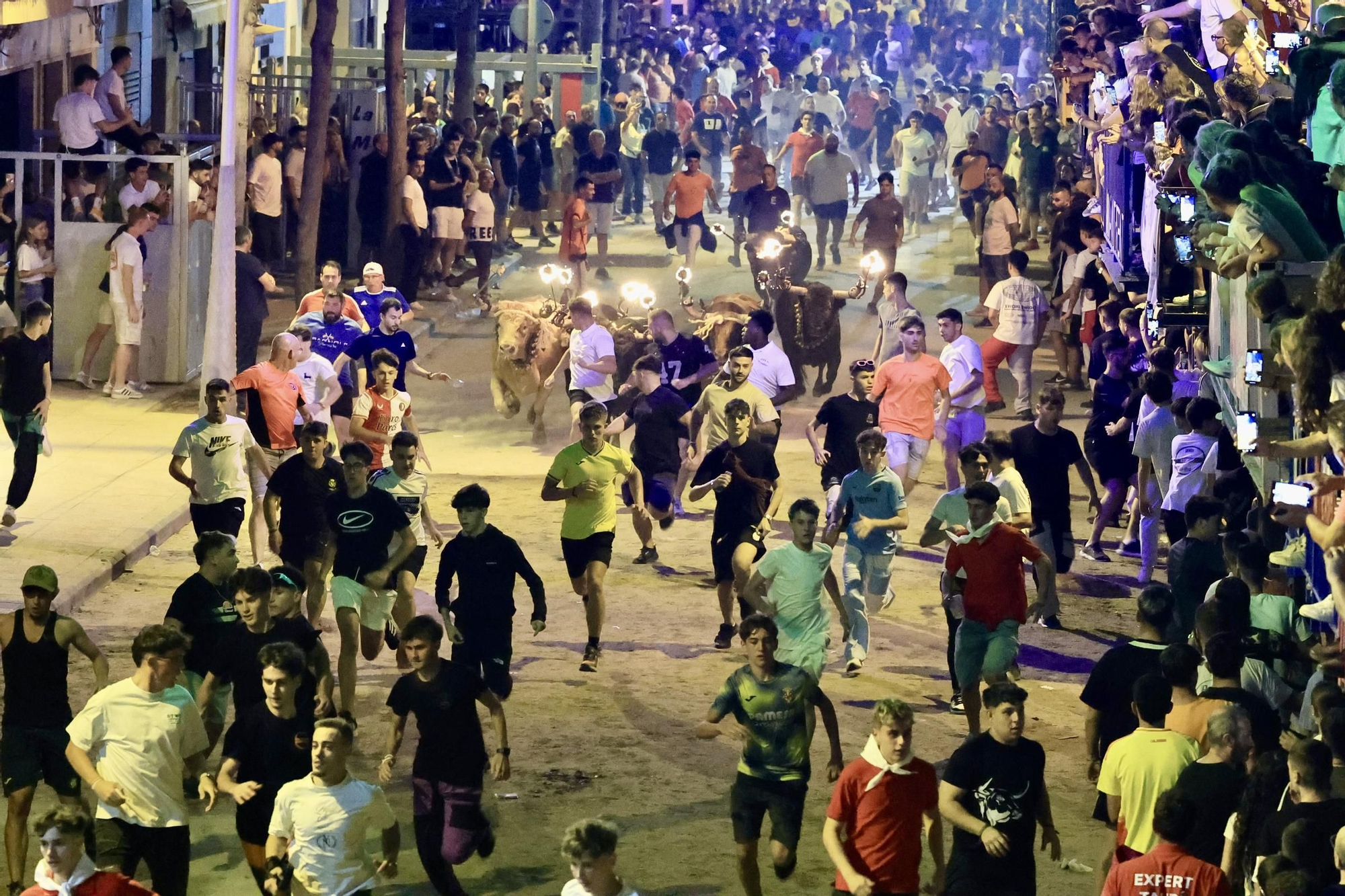 Galería de fotos: Vila-real vibra con toros y el encierro de embolados en el miércoles de fiestas