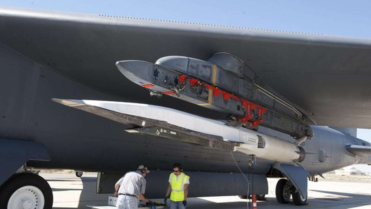 Personal de las Fuerzas Aéreas revisan el avión supersónico Waverider, antes del lanzamiento, en California.