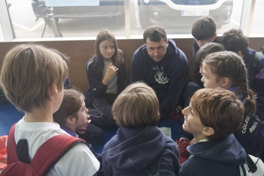 Botadura de chalanas de cartón en Marina Yates, en Gijón