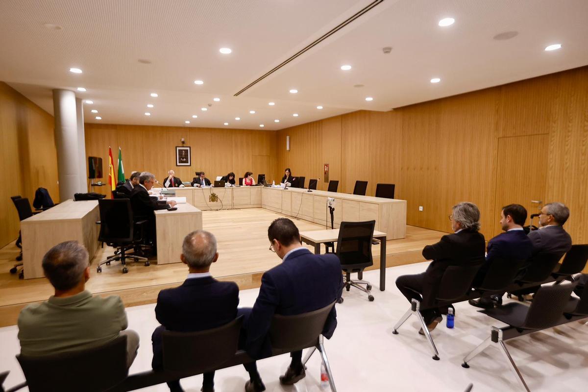 Defensas, varios de los acusados y Ministerio Fiscal, en la primera sesión del juicio.