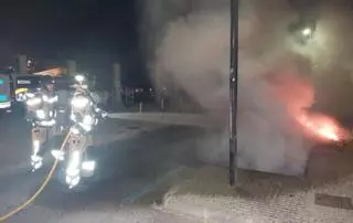 Tres incendios seguidos en un barrio de Ibiza: «Nunca se puede saber qué riesgo se esconde dentro de un contenedor de basura»