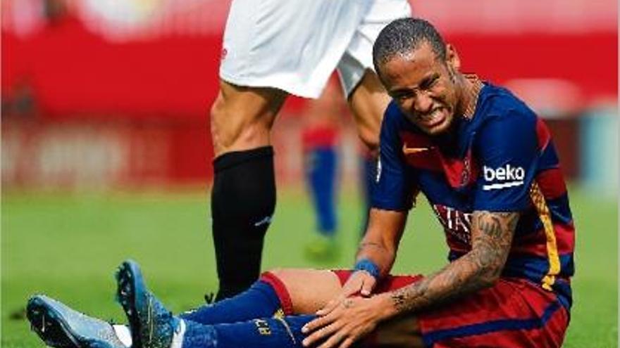 Neymar, a terra, es va posar l&#039;equip a l&#039;esquena a Sevilla però no va tenir sort de cara porteria.