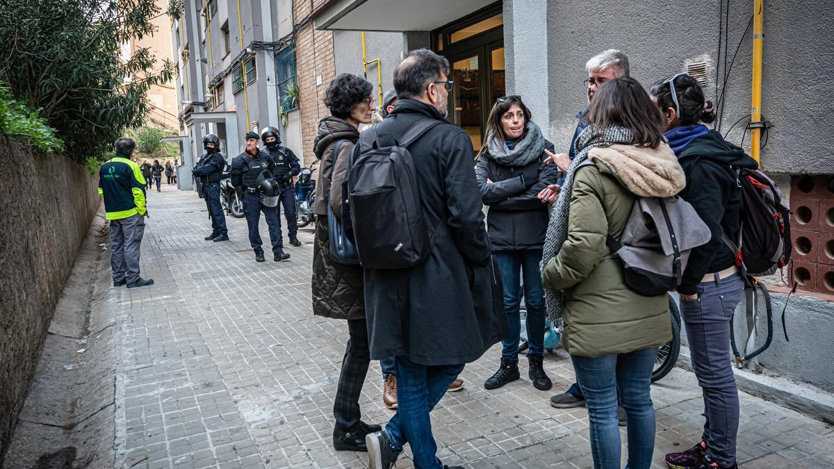 Niños desahuciados: la infancia que carga con dos mochilas