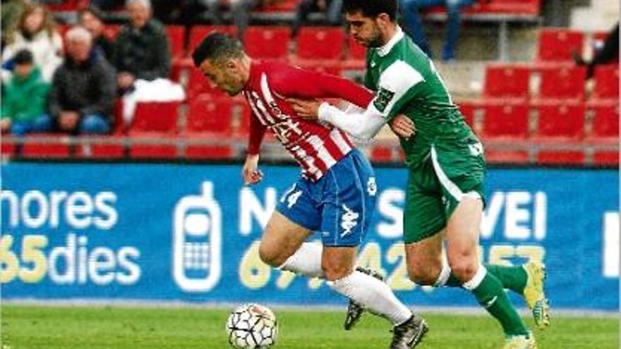 Pablo Insua agafa de la samarreta Borja García durant una acció del Girona-Leganés a Montilivi.