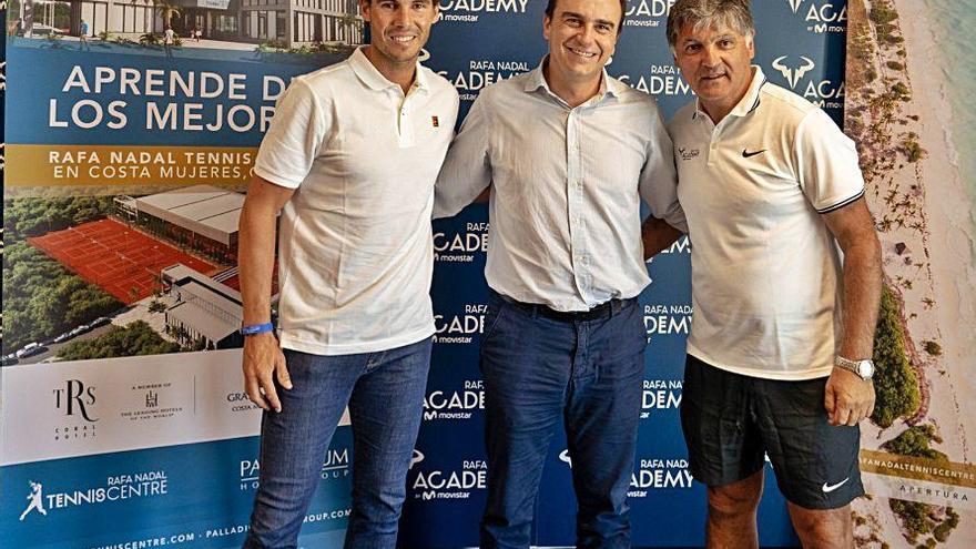 Nadal posa junto a Abel Matutes y su tío en el acto de presentación.