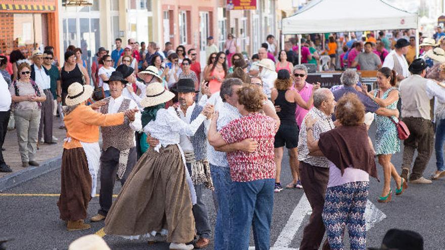 Los vecinos de Puerto del Rosario ocuparon las calles de El Charco para disfrutar del folclore canario.
