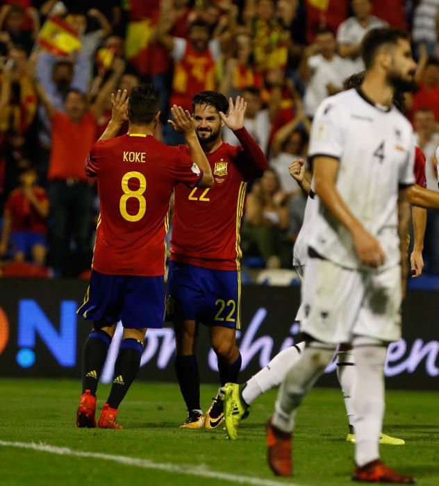 Los jugadores de La Roja celebran un gol