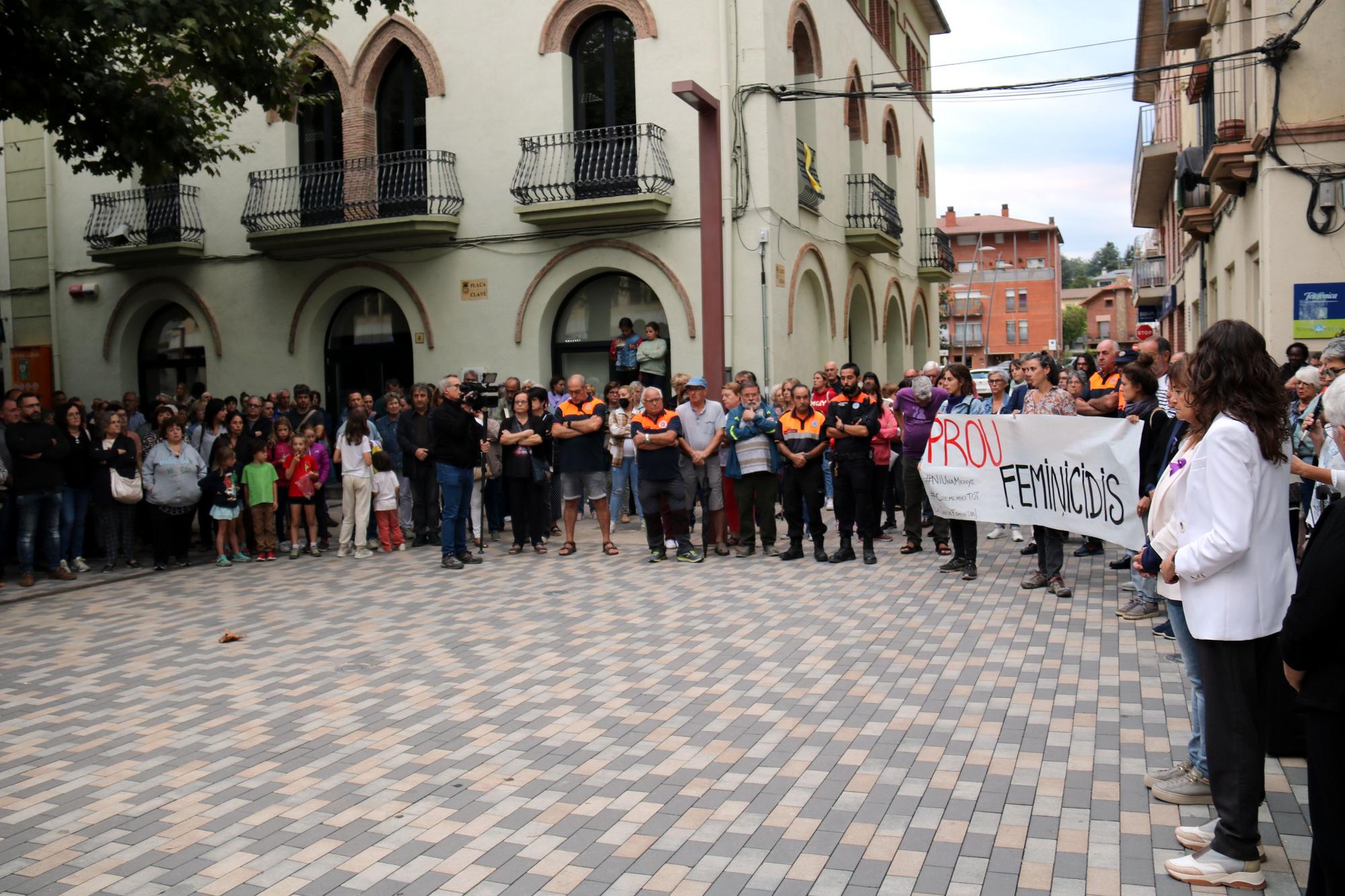 Concentració a Campdevànol per condemnar l'assassinat de la noia de 21 anys
