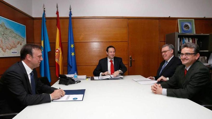 Por la izquierda, Rafael Abril (director general de Justicia), Guillermo Martínez (consejero de Presidencia), Ignacio Vidau (presidente del TSJA) y José Antonio Soto-Jove (presidente de la Audiencia Provincial de Oviedo), ayer.