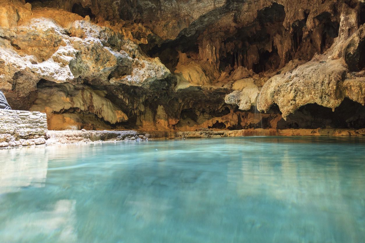 Un balneario en el corazón de Cantabria con aguas que brotan de una cueva a los pies de los Picos de Europa.