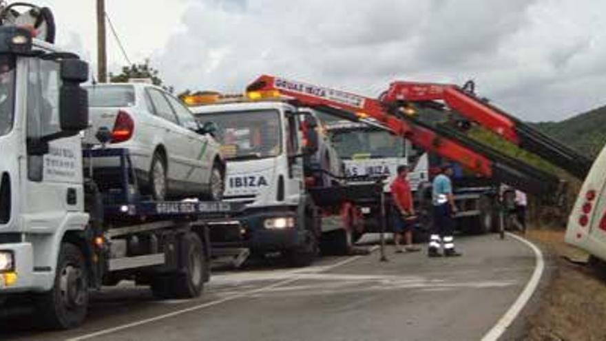 Han sido necesarias tres grúas para sacar el autobús de la cuneta.