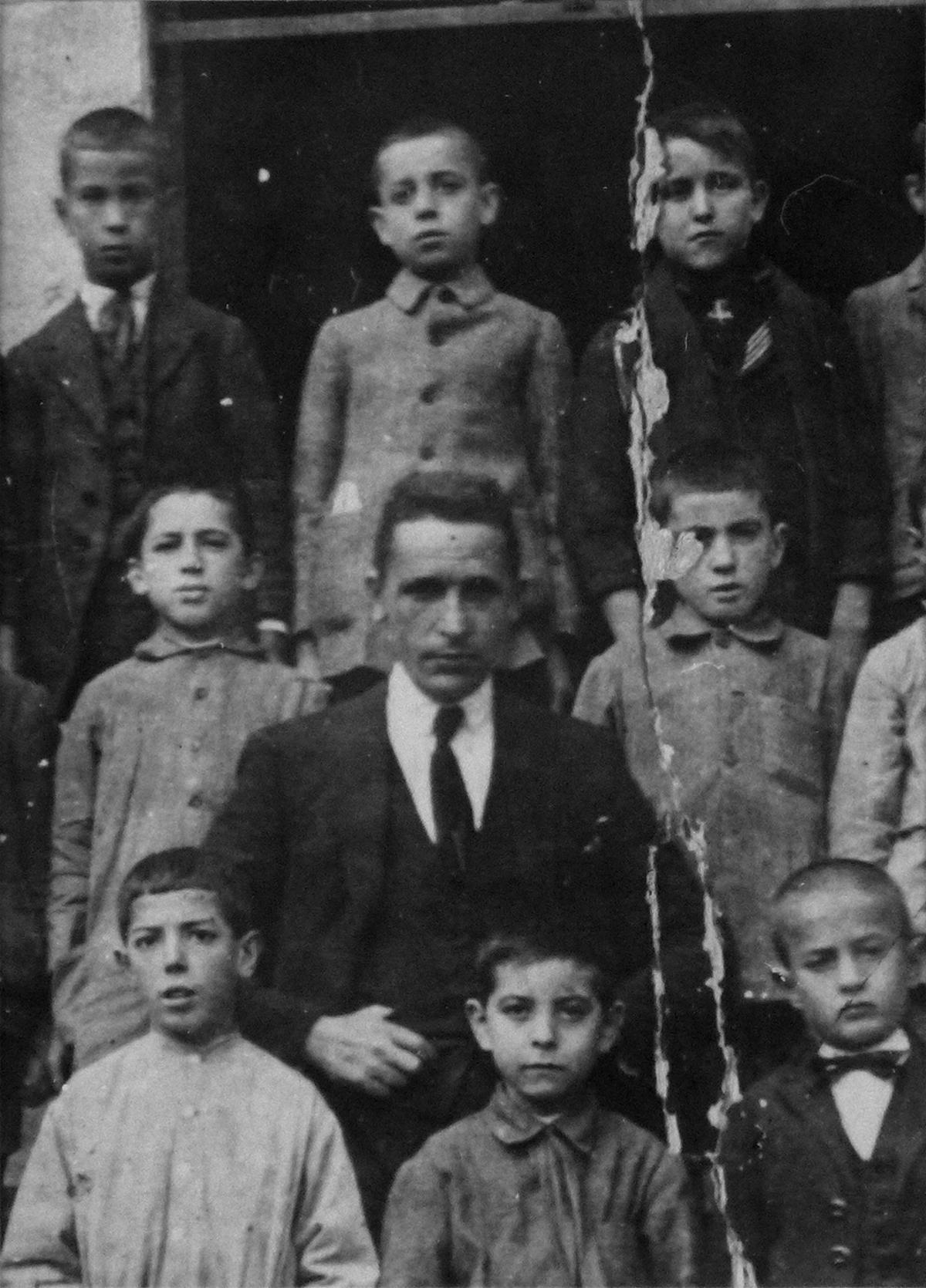 Miguel Hernández, arriba en el centro, con sus compañeros y maestro de las Escuelas del Ave María, anexas al Colegio de Santo Domingo