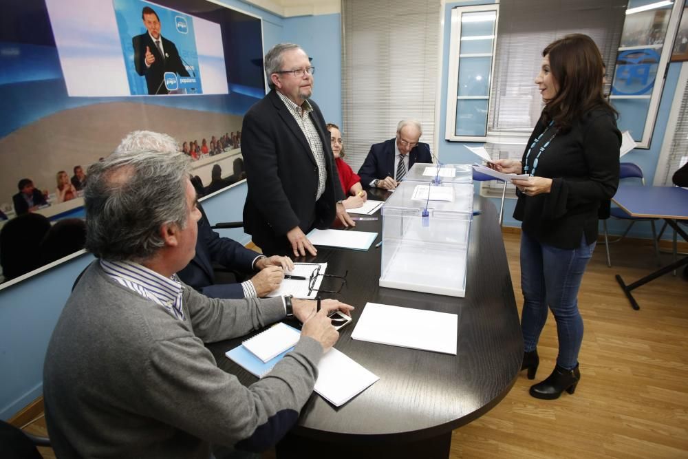 Carmen Maniega Vota en las primaras del PP en la sede de Avilés.