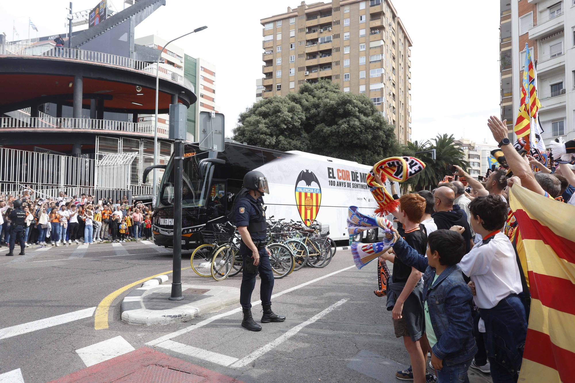 Ambiente festivo en la recepción al equipo