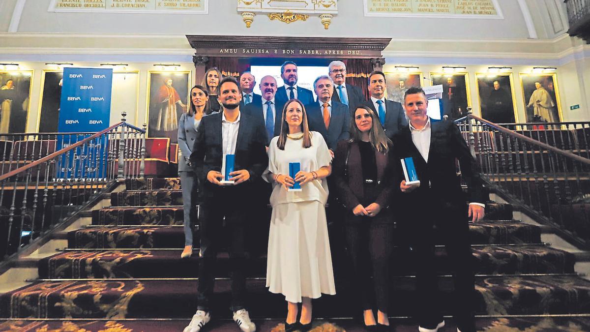 Los galardonados de la IV edición de los Premios BBVA Revoluciona 2025 junto al jurado responsable y otras autoridades.
