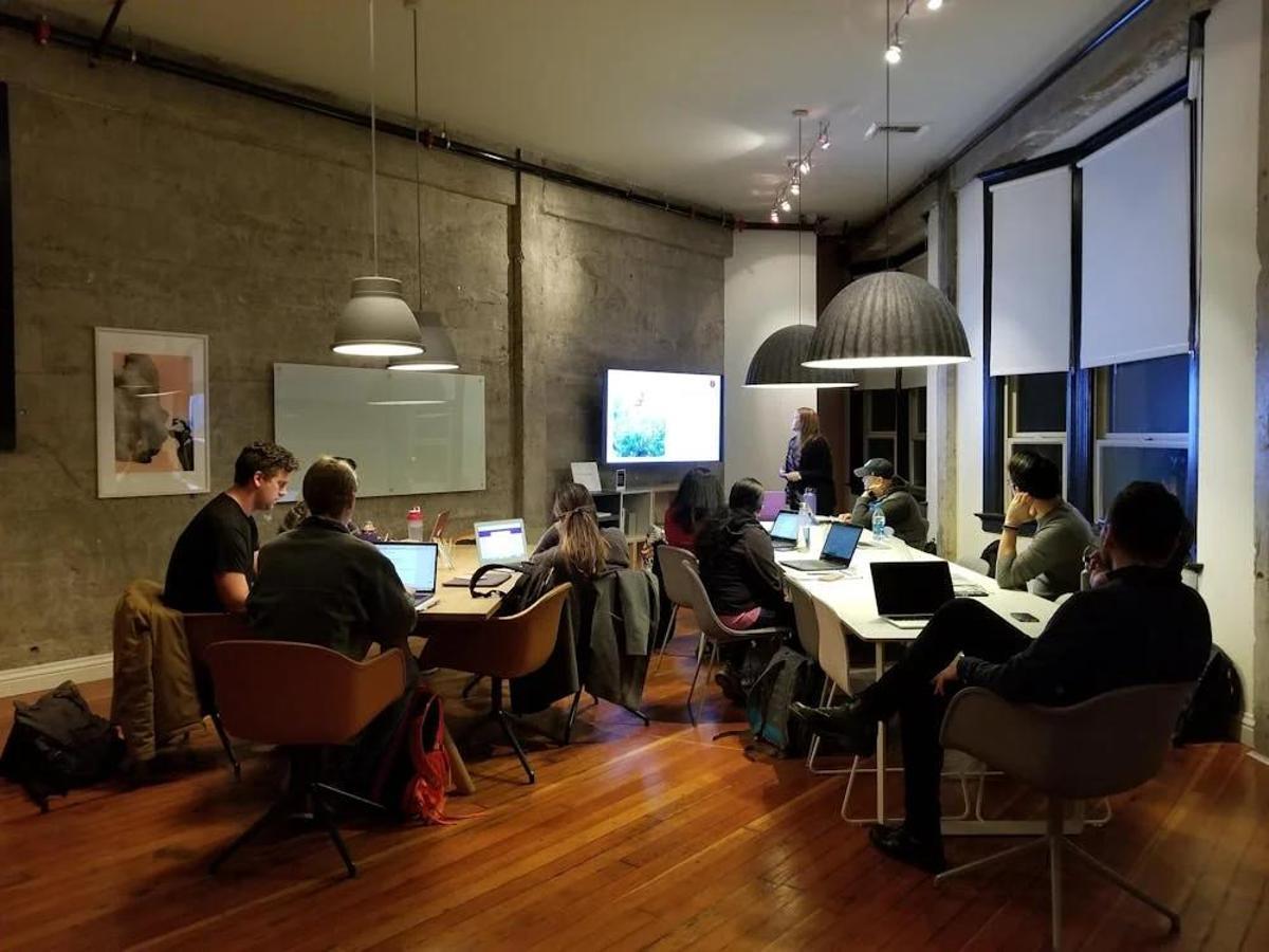 Se calcula que los trabajadores pasan de media 3,6 horas semanales en reuniones improductivas, según un estudio.