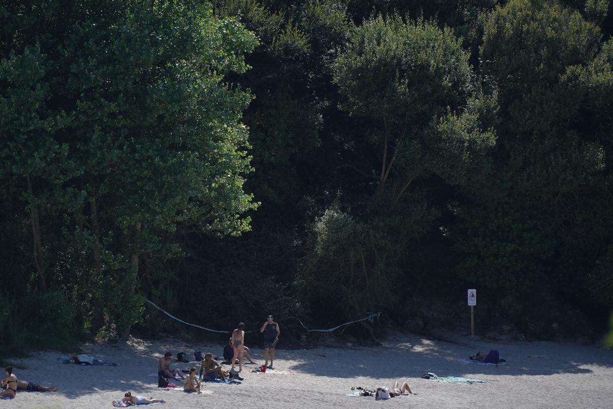 Zona con peligro de desprendimiento en la playa de Las Lapas