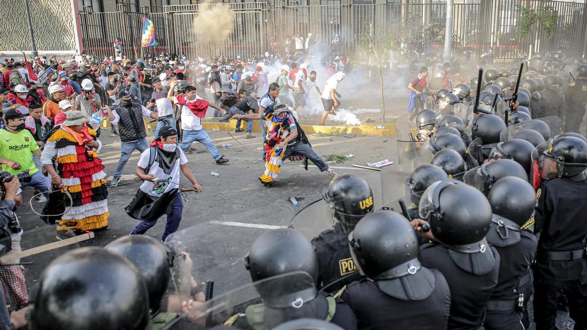 Manifestantes se enfrentan con la Policía en el Parque Universitario durante la llamada 'toma de Lima' hoy, en Lima (Perú).