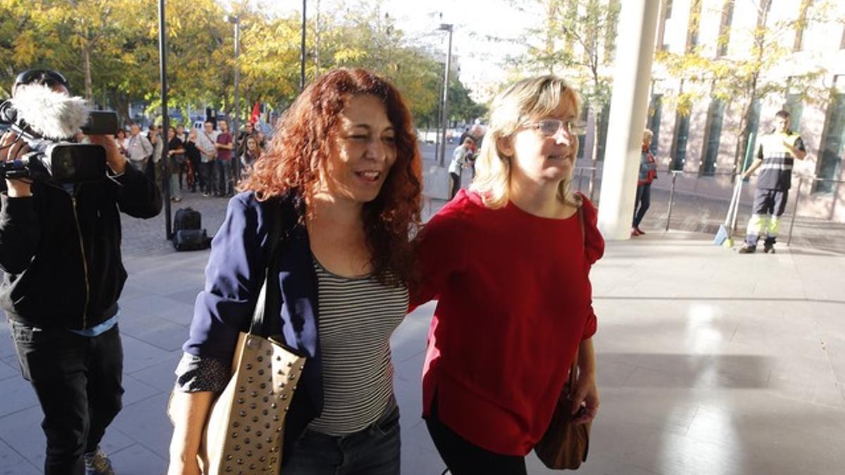 Laura (izquierda) y Eva acceden a las depedencias judiciales.