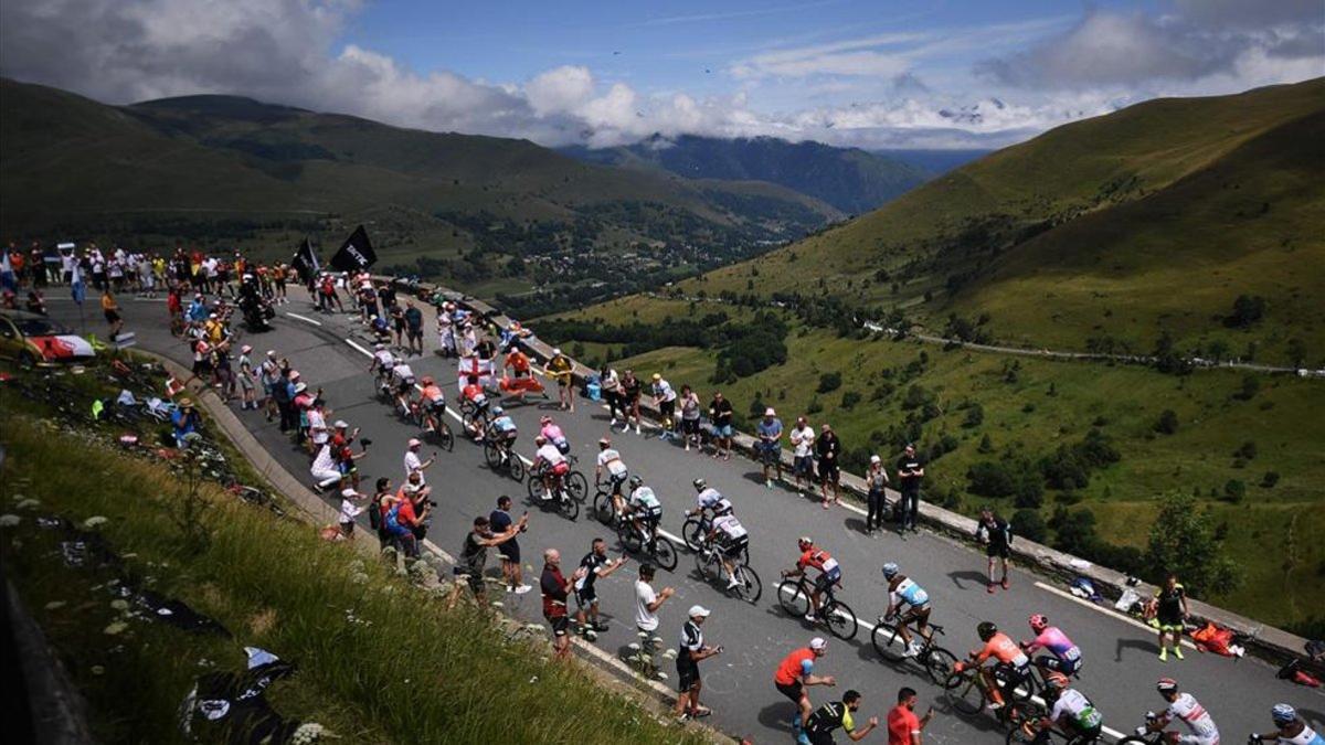 La carretera agarra pendiente en el primer gran día de los Pirineos