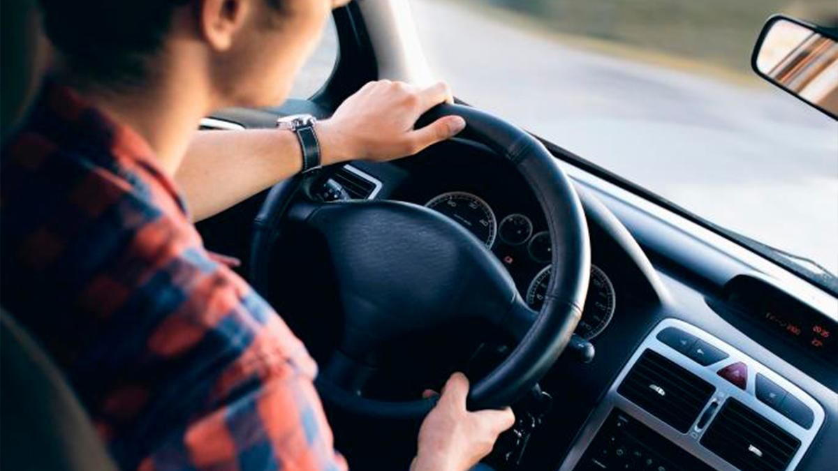 Este truco que muchos emplean para ahorrar al conducir podría destrozar el motor de tu coche