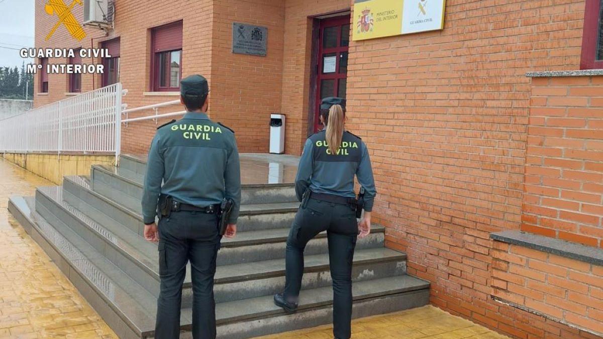 Agentes de la Guardia Civil en el cuartel de Moraleja.