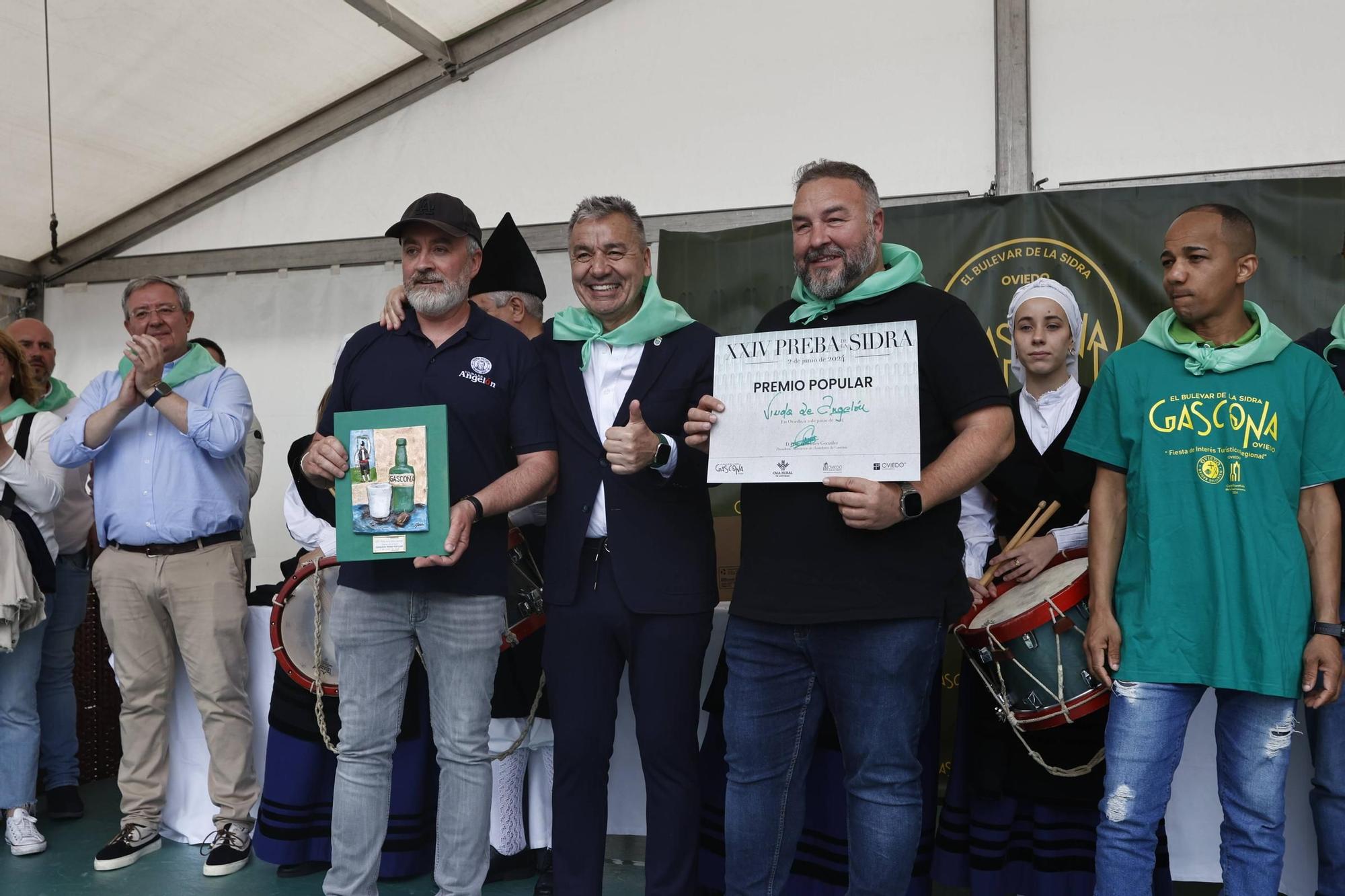 EN IMÁGENES: El buen tiempo y el oviedismo maridan una preba de la sidra multitudinaria en Gascona
