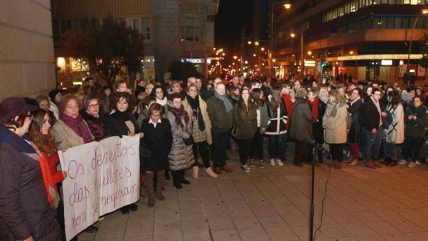 La concentración se celebró frente a la Subdelegación del Gobierno. // Iñaki Osorio