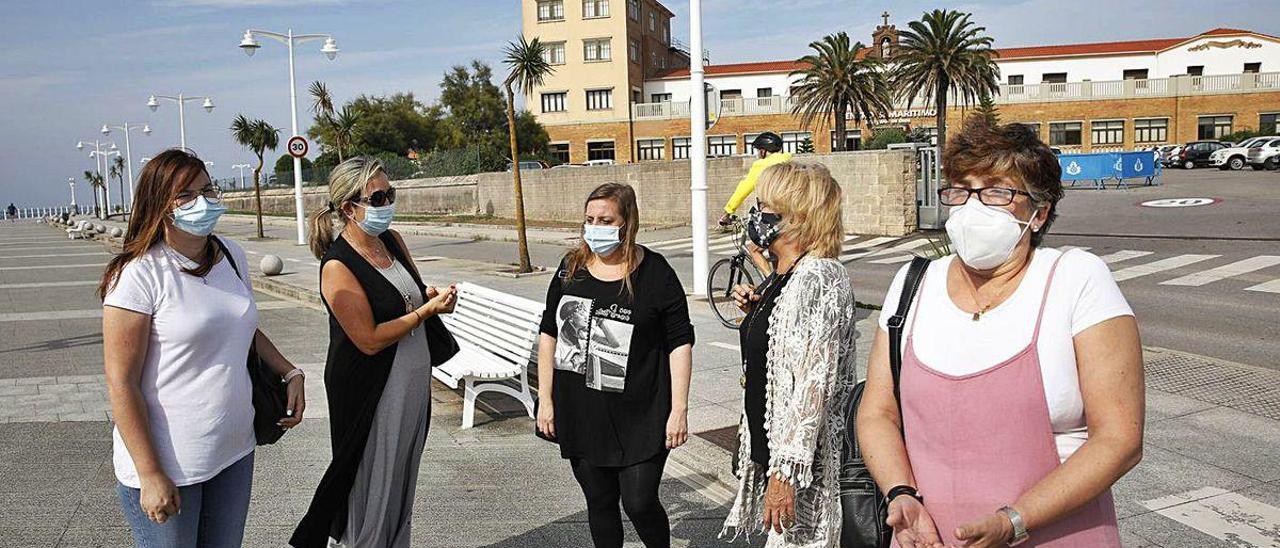 Un grupo de madres, reunidas ayer junto al Sanatorio Marítimo para exponer su situación.