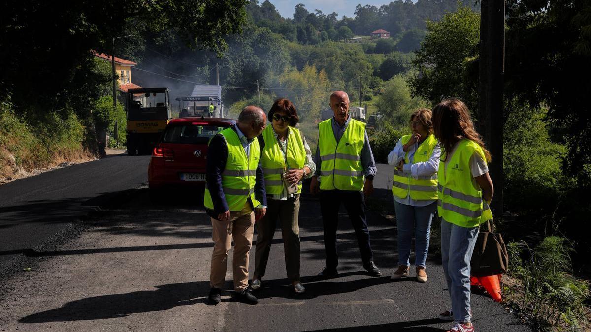 Un momento de la visita realizada a la obra de pavimentación.