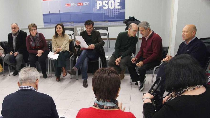 Los miembros de la Junta Local del PSOE en la ciudad, durante la reunión que celebraron ayer. // Iñaki Osorio