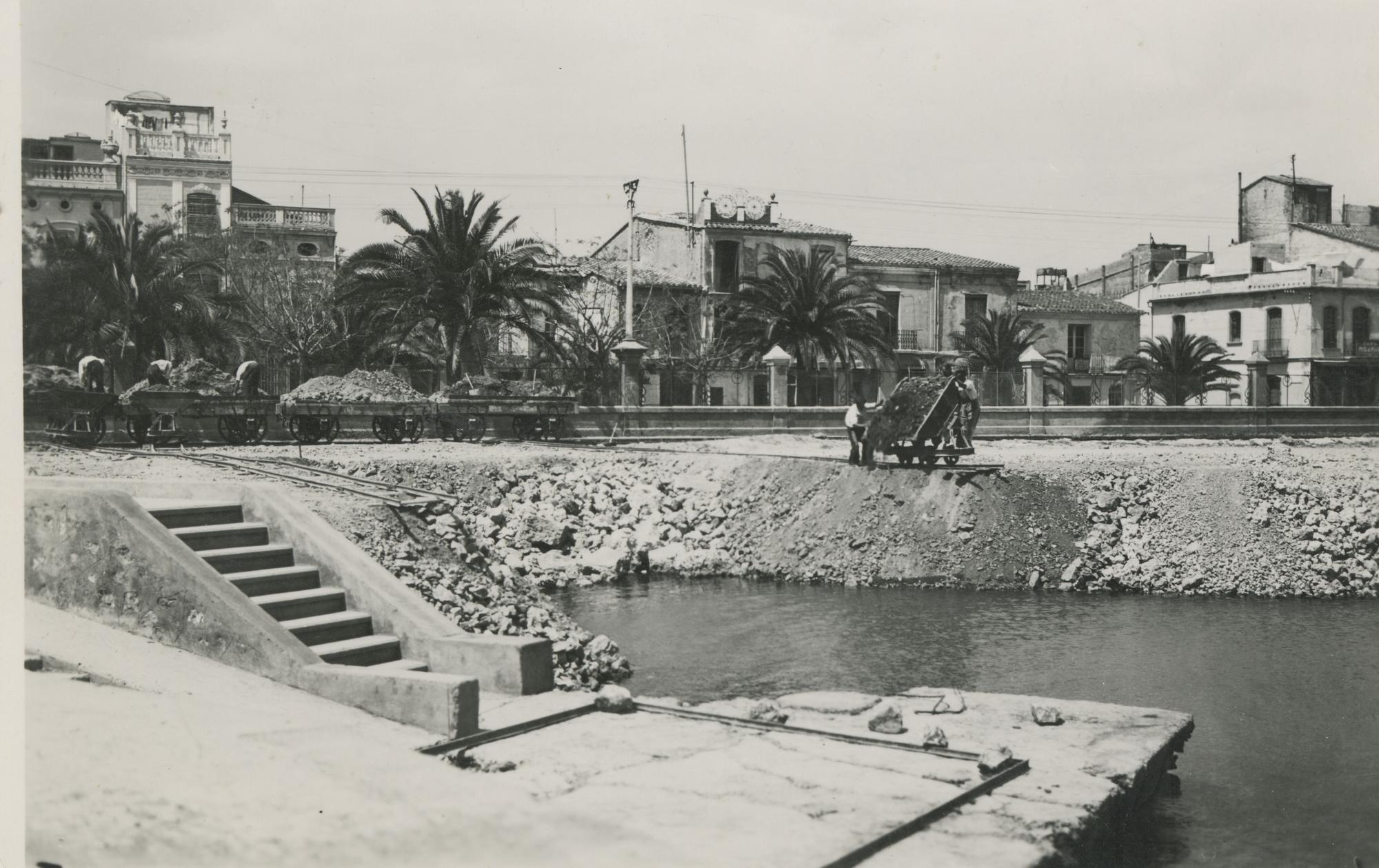 Vagones en las obras de relleno del Muelle de Costa. 1944 (Autoridad Portuaria de Castellón. Archivo General).