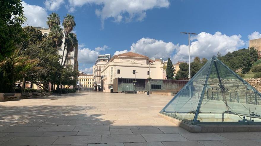 Sólo ahora podemos caer en la cuenta de que la calle Alcazabilla cuenta con una nutrida población de pájaros cuyos cantos sólo podían detectarse a primera hora de la mañana con cierta claridad y que ahora están presentes a causa de esta forzosa &#039;ley del silencio&#039; que no rige para las aves.