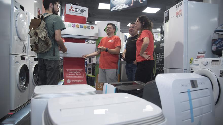 La calor provoca una allau de clients a la recerca de ventiladors i aires condicionats