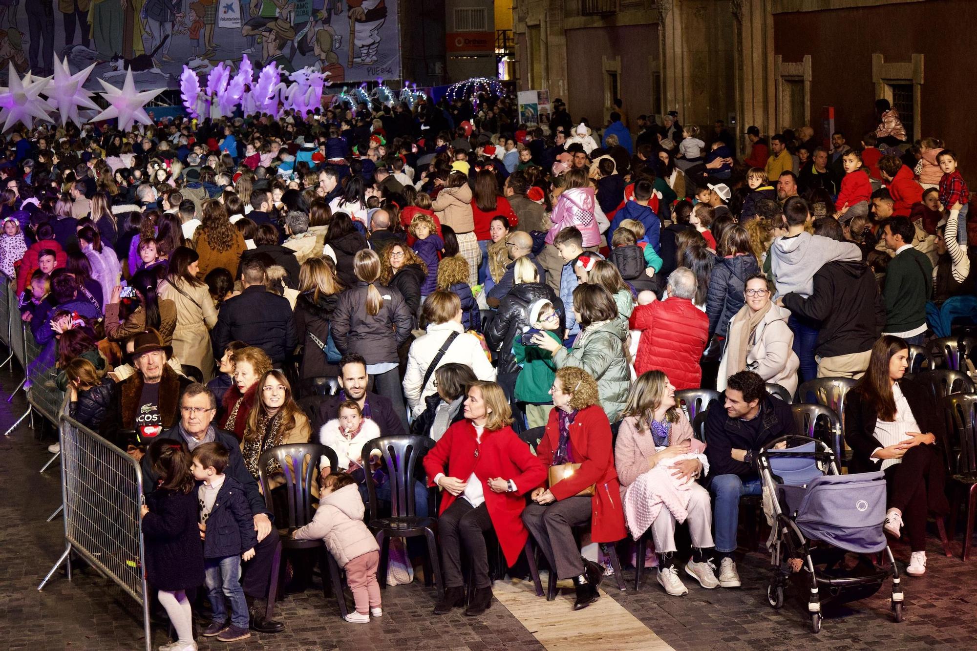 La llegada de Papá Noel abarrota la Plaza de la Catedral de Murcia