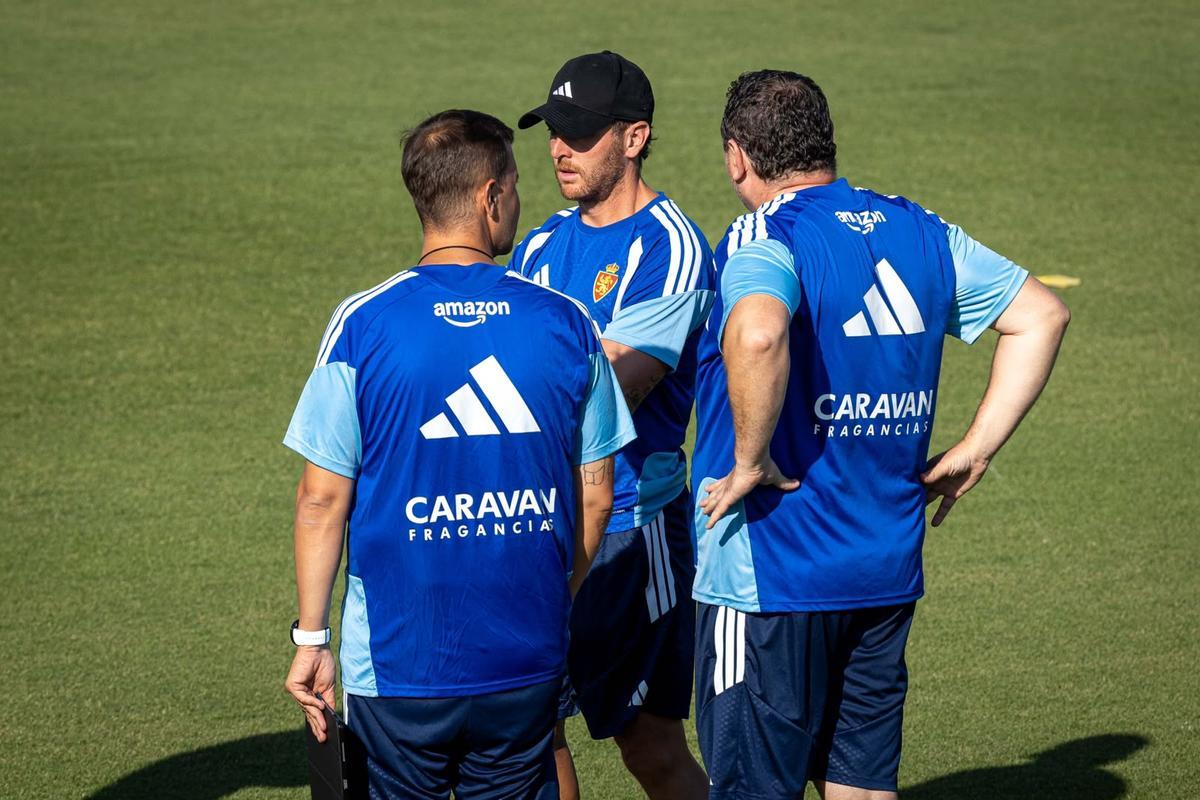 La afición abraza al Real Zaragoza en el entrenamiento de puertas abiertas en la Ciudad Deportiva La afición abraza al Real Zaragoza en el entrenamiento de puertas abiertas en la Ciudad Deportiva