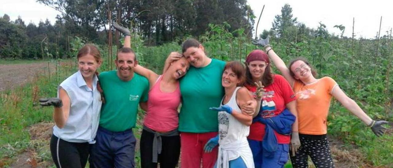 Voluntarios de la red, junto con empleados de la finca, en la zona de trabajo.