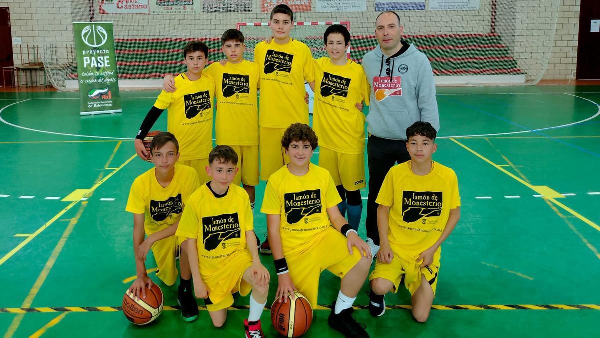 Equipo infantil de la ABM con su entrenador