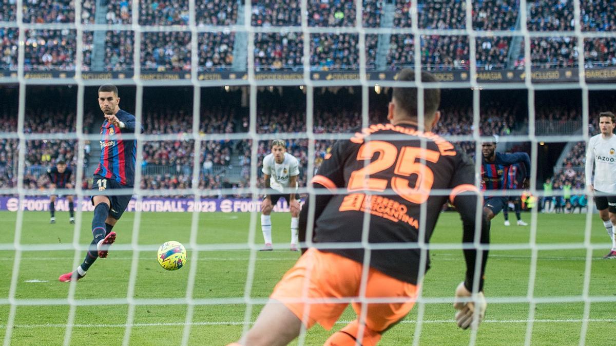 Ferran Torres falla el penalti ante el Valencia en el Camp Nou.