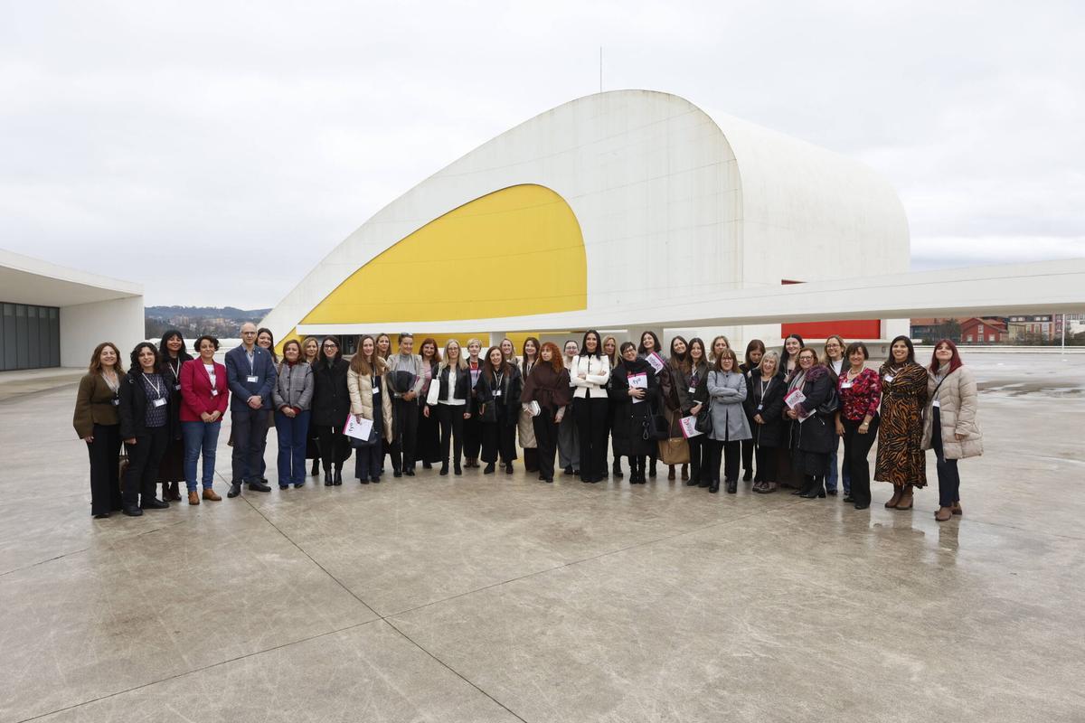 Foto de familia de todas las partes implicadas en el programa Enfoca Talento en la plaza del Niemeyer.