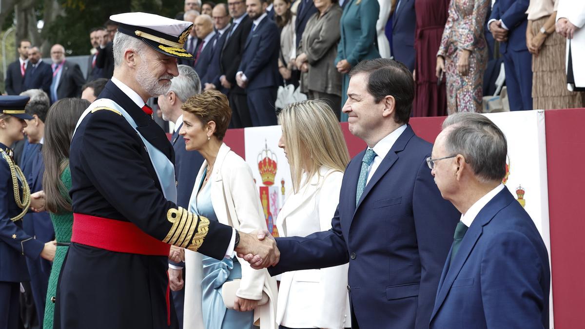 El rey Felipe y la princesa Leonor durante el desfile de las Fuerzas Armadas con motivo de la Fiesta Nacional