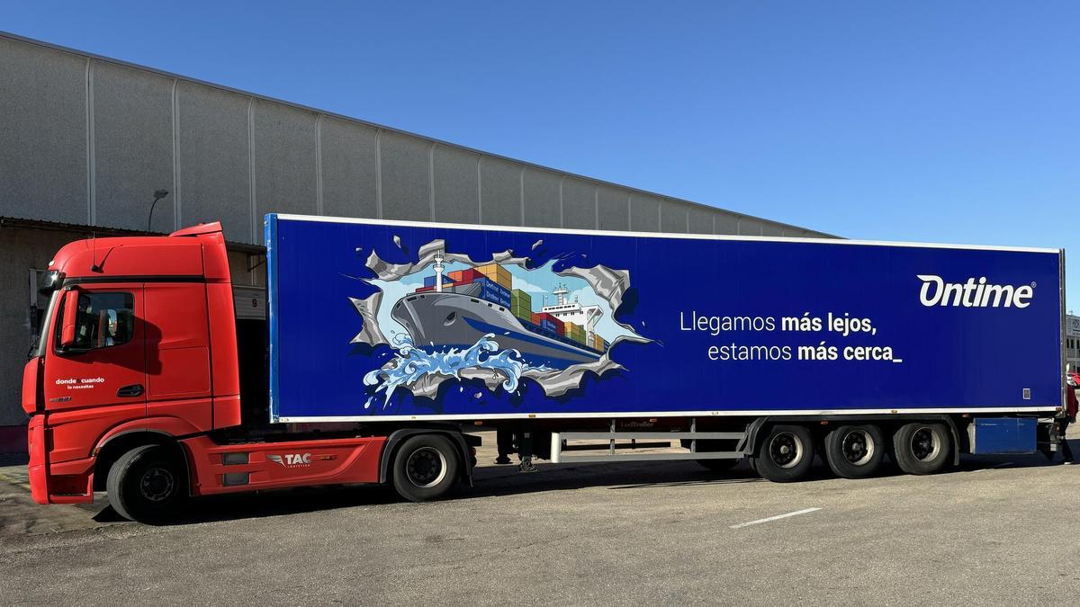 Un camión de Ontime, el mayor grupo de logística integral de capital español, en el que se ha integrado TAC.