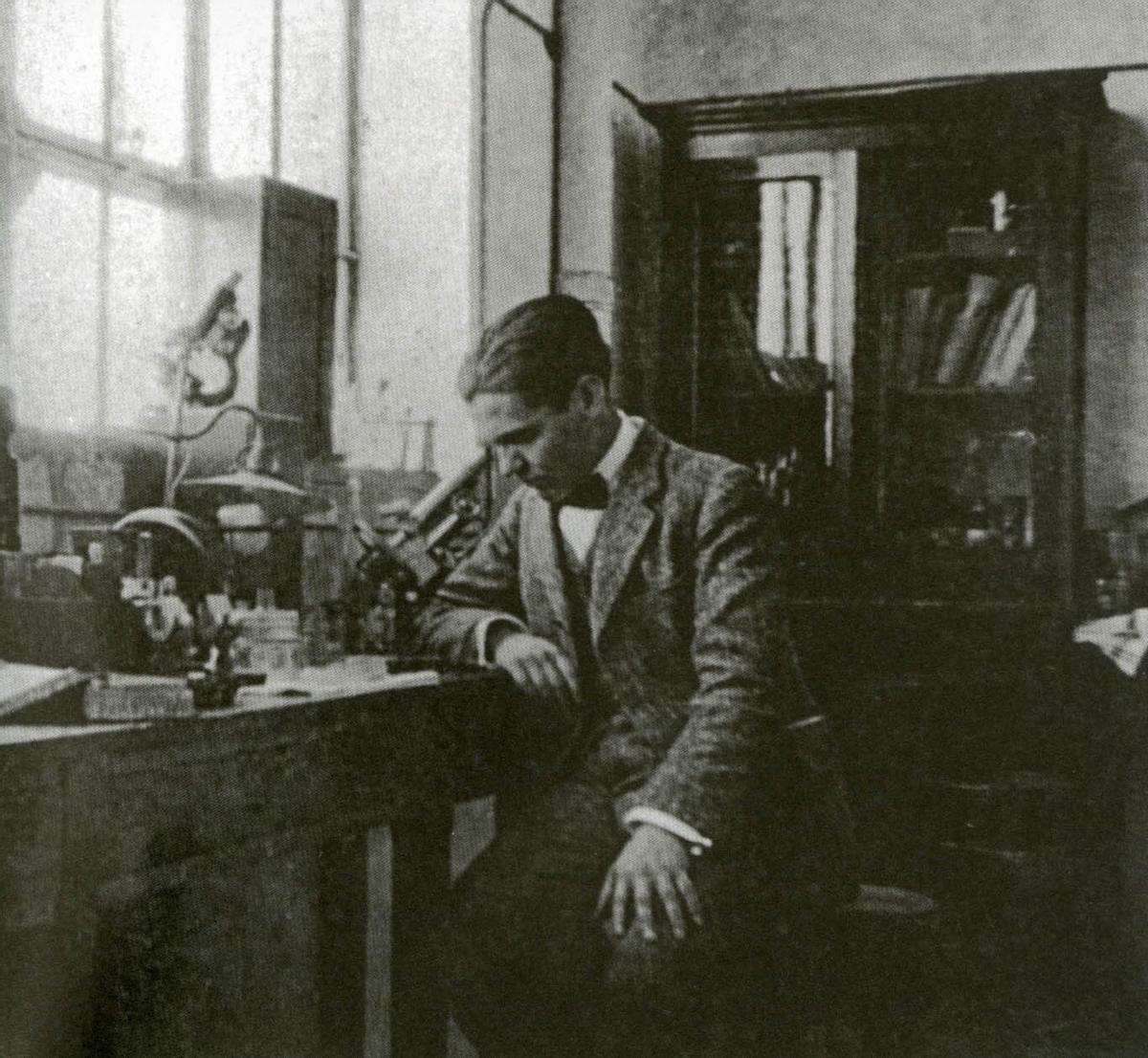 FEDERICO GARCIA LORCA EN UNO DE LOS LABORATORIOS DE LA RESIDENCIA ,1923. BIBLIOTECA PUBLICA DEL ESTADO , CASA DE CULTURA , EXPOSICION SOBRE LA RESIDENCIA DE ESTUDIANTES DE MADRID