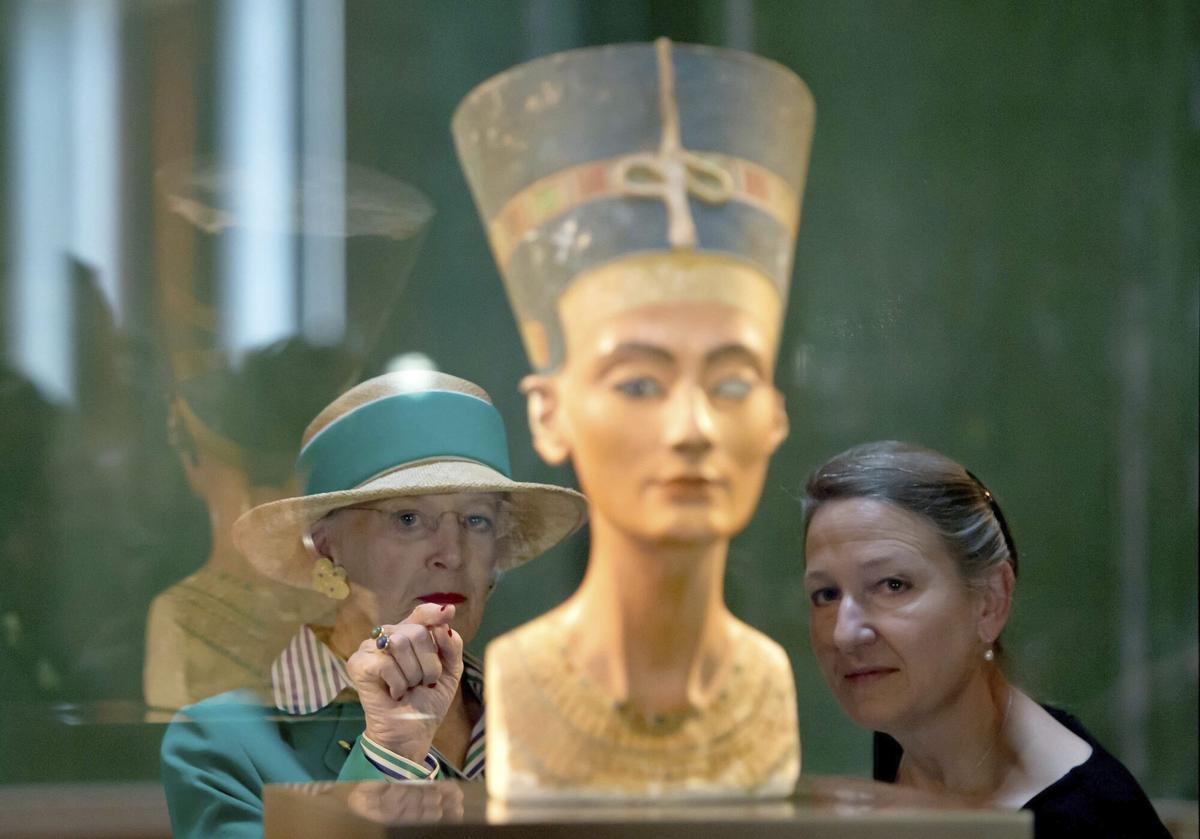La reina Margarita de Dinamarca admira el busto de Nefertiti durante su visita al Nuevo Museo de Berlín, en 2014.