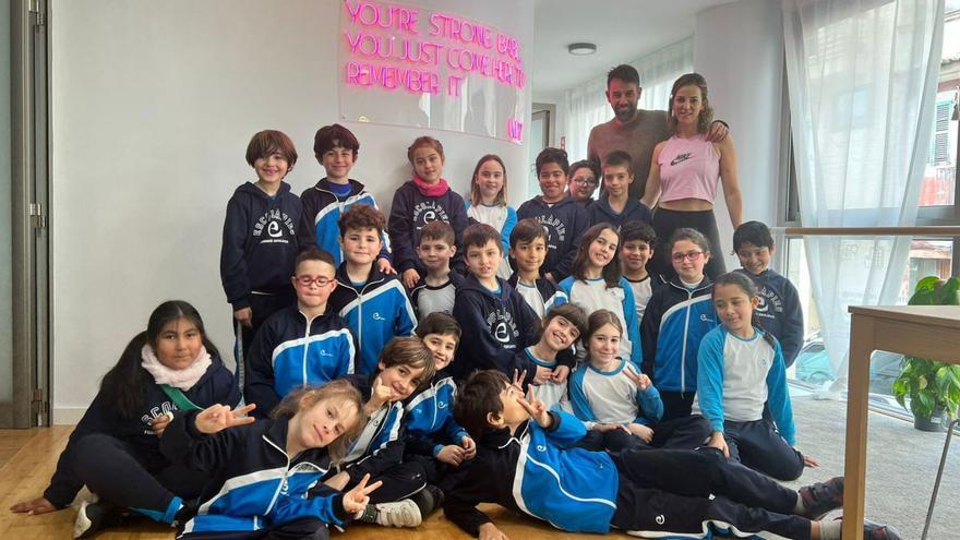 Los alumnos de tercero de Primaria del colegio Escolàpies de Palma en el estudio de María Rossich.