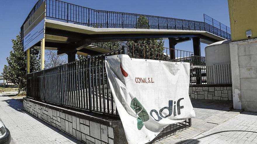 Los vecinos reclaman que se reabra la pasarela de Renfe tras dos años cerrada