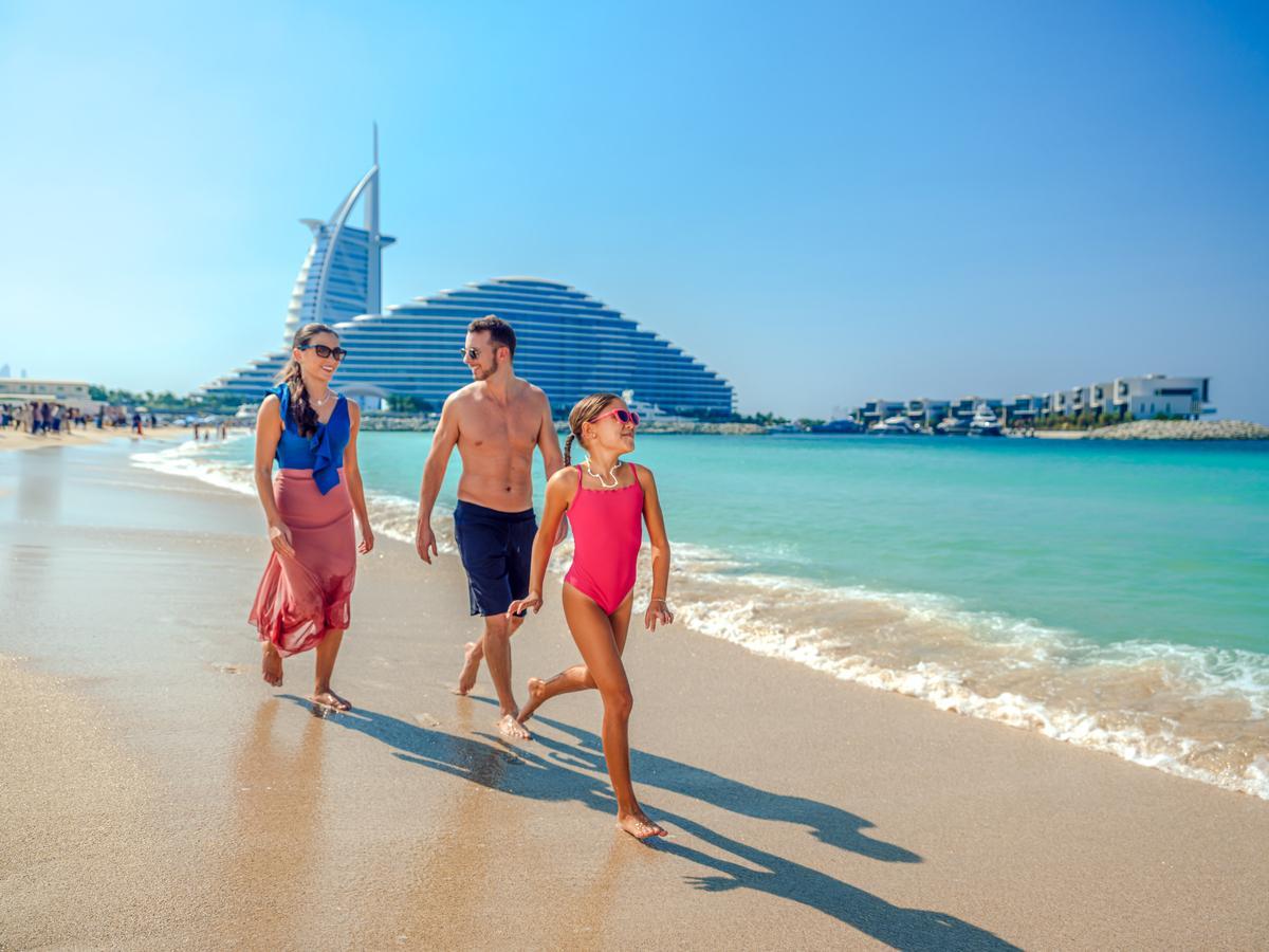 Una familia feliz en una hermosa playa en Dubái.