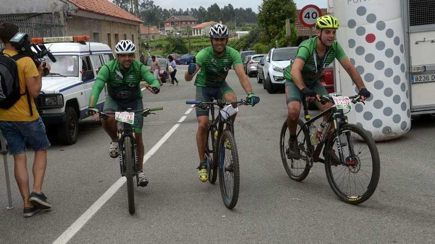 Llegada de tres de los participantes en la BTT a la línea de llegada en Mosteiro. // Noé Parga