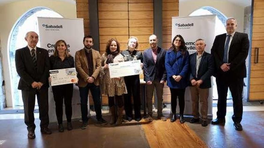 Luis Noguera, Camino González, Manuel Campa, Patricia Sampedro, Marifé Novo, Raúl Domínguez, Raquel Ruiz, José Manuel García, &quot;Roxín&quot;, y Alfredo Zornoza, ayer, en el acto de entrega.