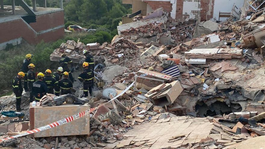 Els bombers treballen buscant una persona desapareguda a les runes de l&#039;edifici ensorrat a Peníscola